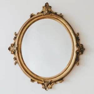 Espejo de madera clásico dorado